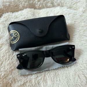 Rayban New Wayfarer Classic R2132